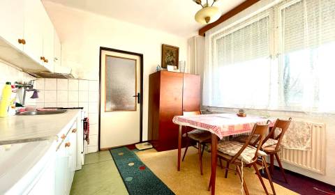 Na predaj 1-izbový byt s veľkým balkónom /32m2/, Komárno