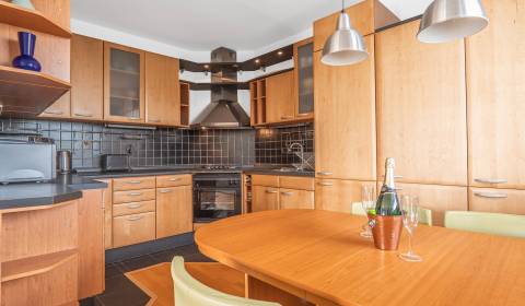 I - 4 izbový byt v pokojnej a zelenej časti Dúbravky