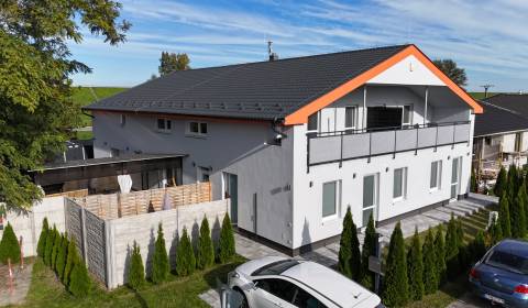 DOBROHOŠŤ- Prenájom  3i zariadeného bytu s predzáhradkou a parkingom