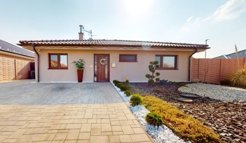 Moderný 4-izbový „EKO-KERAMICKÝ“ bungalov s bazénom v Holíči