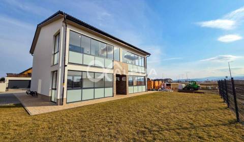 EXKLUZÍVNE 2i apartmán s terasou, parkovaním, Veľký Slavkov, okr. Popr