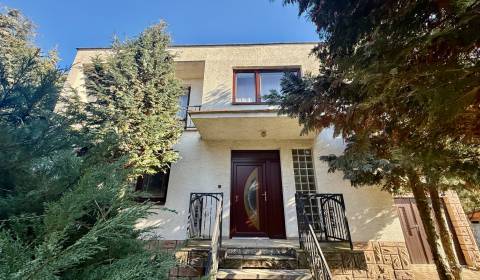 * 5i rodinný dom s garážou, 6.3á pozemok Križovany n/Dudváhom