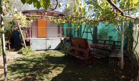 Martovce -na predaj jedinečný pozemok s chatou .