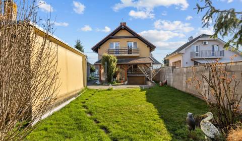 Kúpte si PRÍJEMNÝ RODINNÝ DOM na VEĽKOM POZEMKU 1010 m2 v obci BÁČ