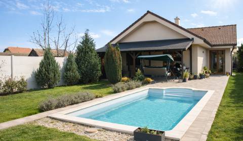 PREDAJ – Dva samostatné domy s veľkou záhradou vo Veľkom Bieli