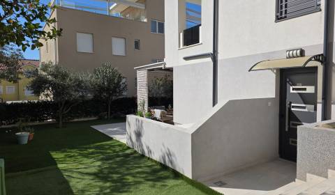 CHORVÁTSKO - Krásny 4-izbový apartmán s veľkou záhradou - VODICE