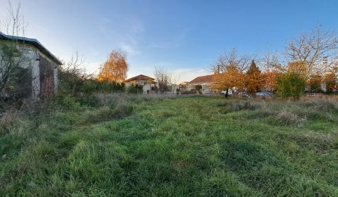 Stav. pozemok 815 m2 s budovou - garážou, Levice, Kalinčiakovo, SM-878