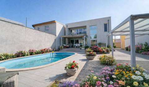  RODINNÝ DOM S BAZÉNOM A SAUNOU TAKMER V CENTRE PEZINKA