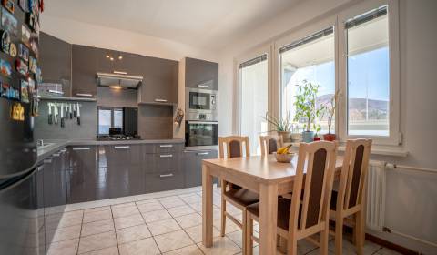 REZERVOVANÉ - 2i byt 62 m² + šatník, klíma a loggia– Dubnica nad Váhom