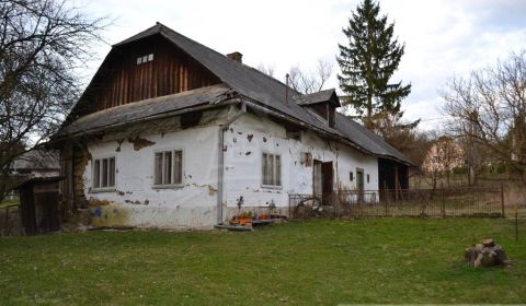 Pekný pozemok s pôvodnou drevenicou - Dubová