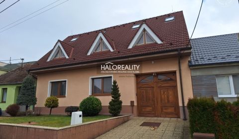 Predaj, rodinný dom Trebatice, s pridruženými priest...