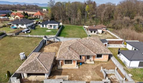 REZERVOVANÉ Nadštandardný rodinný dom na 10 á pozemku - Malý Lapáš 