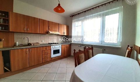 Predaj, trojizbový byt Trakovice, s garážou a malým ...