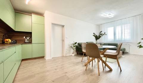 Na prenájom štýlový 2-izbový byt s loggiou a parkovaním,TN,Na pažiti