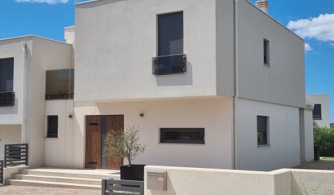 CHORVÁTSKO - 5 izbový rodinný dom s bazénom - VODICE