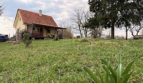 ŠTÝLOVÁ CHATA PRI PODHÁJSKEJ – VEĽKÝ POZEMOK, TICHÉ PROSTREDIE, CELORO
