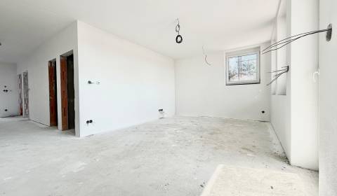 Na predaj 3-izbový byt s terasou, vlastný vstup, 2x parking, Svinná