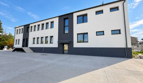 Na predaj 3-izbový byt s terasou, vlastný vstup, 2x parking, Svinná