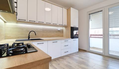 Na PRENÁJOM_slnečný 3-izbový byt v centre mesta