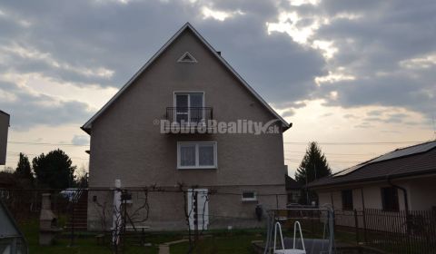 Dobré Reality ponúkajú na predaj priestranný 6 - izbový rodinný dom v 