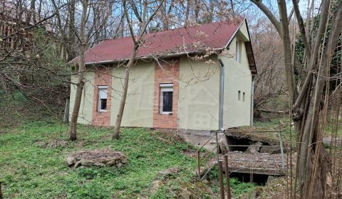 Dvojpodlažná chatka na okraji lesa v rekreačnej oblasti Kováčov blízko