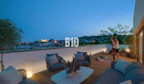 BRATISLAVA NA DLANI - BYT S TERASOU, NA NAJVYŠŠOM POSCHODÍ v komornom 