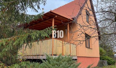 Priestranný rodinný dom s garážou na veľkom pozemku v obci Vlkas