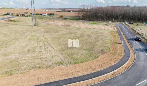 SLNEČNÝ stavebný pozemok V PÁROVSKÝCH HÁJOCH v tichej lokalite