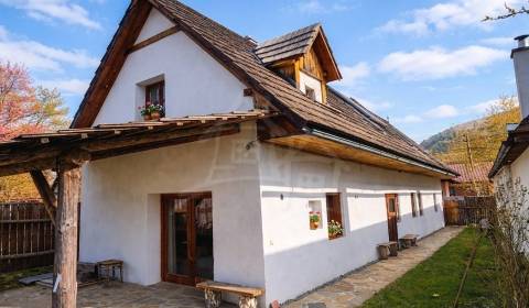 Zrekonštruovaný dom pri potoku v podhorí Veľkej Fatry