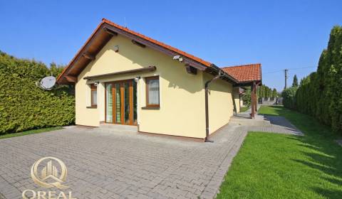 **Elegantný, kompletne zariadený rodinný dom s  dvojgarážou**