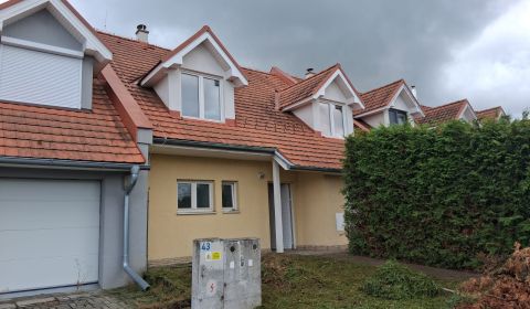 PREDAJ – 4-izbový rodinný dom v radovej zástavbe s garážou