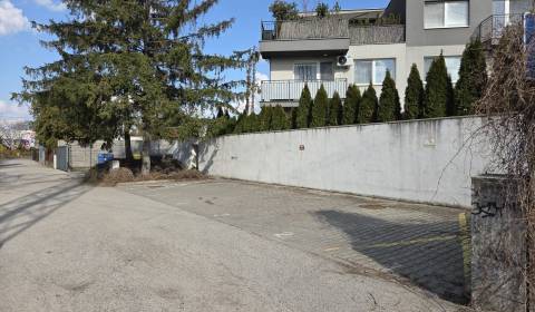 Parkovacie státie v Ružinove – pri Gymnáziu I. Horvátha a električke