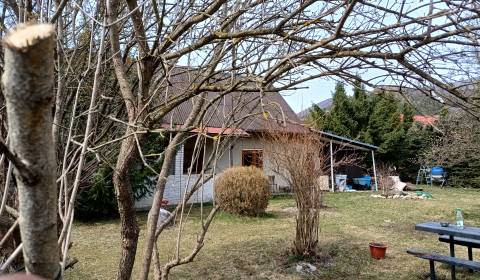 Rodinný dom- chalupa  s pozemkom 562 m2 VRÍCKO okr. Martin