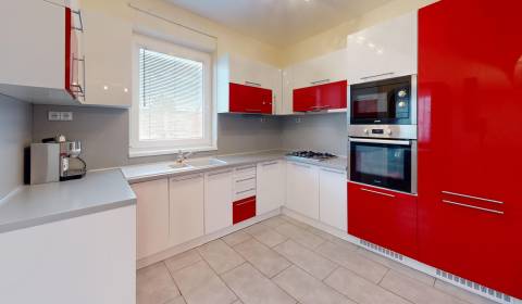 Zariadený 4-izbový dom Rovinka – Okružná, pozemok, parkovanie