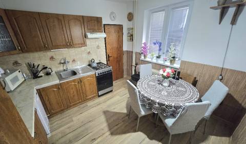 RODINNÝ DOM - HORNÉ OZOROVCE-POZEMOK 566 m2- 3,5 IZBOVÝ/ GARÁŽ