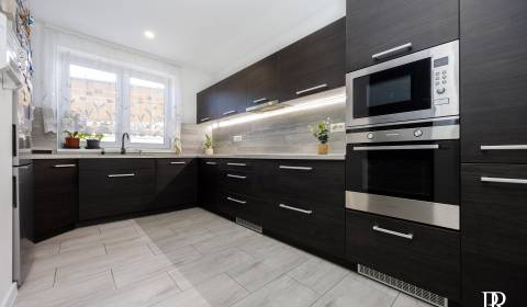 NOVOSTAVBA BUNGALOVU S MNOŽSTVOM PRIESTORU, v slepej ulici, Pružina