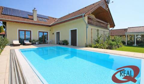 **RODINNÝ DOM V SÚKROMNEJ ULIČKE S BAZÉNOM A LETNÝM DOMČEKOM**