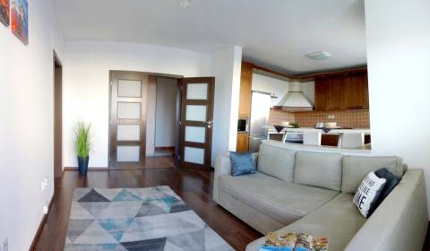 Bývanie s vlastnou predzáhradkou – zariadený 2-izbový byt (62+33 m²)