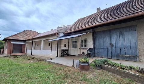 Pôvodný päťizbový rodinný dom s hospodárskymi budovami blízko centra o