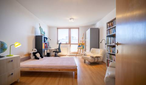 Veľkometrážny 125m² 3-izbový bezbarierový byt s balk a garážou