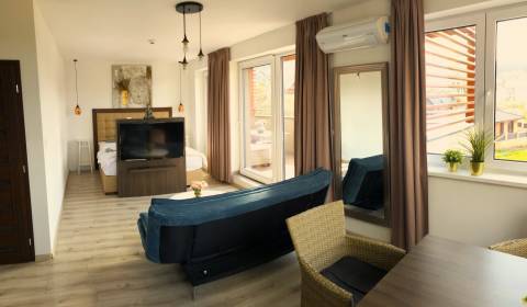 Na predaj veľký 49m2 apartmán Podhájská. 