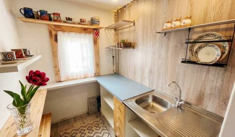 Bývanie v prírode, na dosah mesta, murov. chatka s celoročným využitím