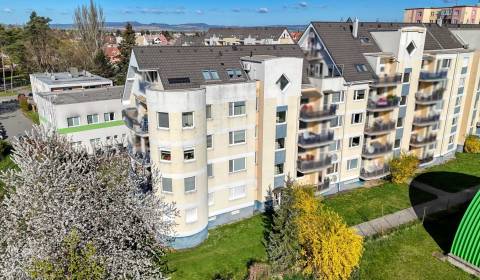 3 izby, terasa, zimné záhrady, parkovanie, sklad k bytu