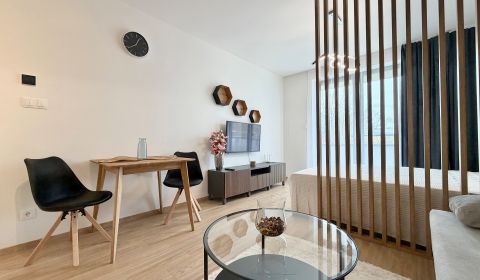 Na prenájom nový, komplet zariadený 1i byt - parking a loggia, Trenčín
