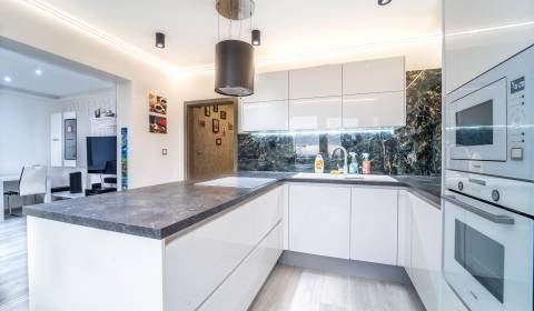 3 IZB.BYT S GARÁŽOVÝM STÁTIM A PIVNICOU V MODRE KRÁLOVÁ