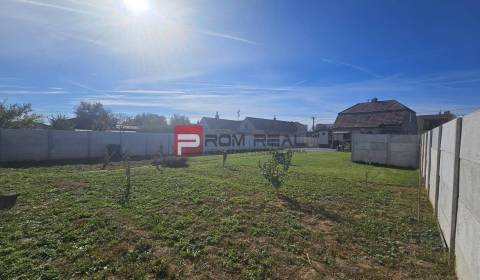 Pekný pozemok 830 m2 v Slovenskom Grobe so starším domom