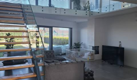 Moderný rodinný dom so záhradou, bazénom a nadštandardným priestorom