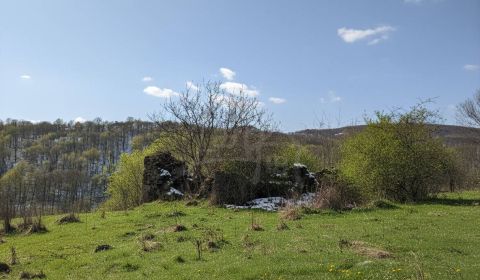 Vaša vlastná oáza na lazoch: Pozemok s dušou a krásnym výhľadom