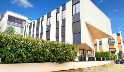 Budova s apartmánmi alebo medicínske centrum, 9 park. miest