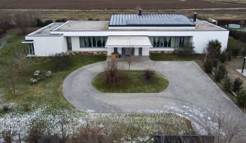 I PREDAJ moderná vila s bazénom a veľkým pozemkom